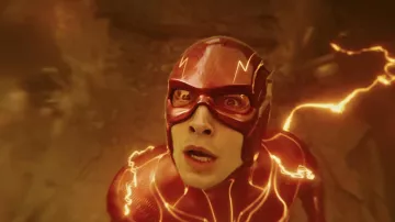 Costume rouge du super-héros « The Flash » porté par Barry Allen (Ezra Miller) dans le film The Flash