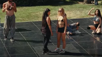 Skims Swim Micro Mini Falda usada por Jocelyn (Lily-Rose Depp) como se ve en The Idol (S01E01)