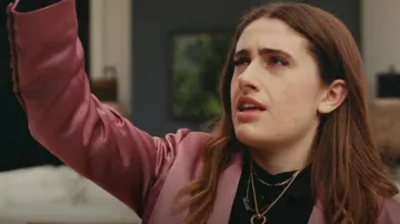 Cinq a Sept Khloe BlazerChaqueta de satén liso en nocturno usado por Leia (Rachel Sennott) como se ve en The Idol (S01E01)