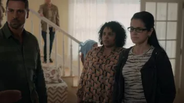 Blusa abotonada con estampado de tesoros y bonos usada por Astrid Koren (Arianna Esquerre) como se ve en Manifest (S04E17)