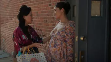 Zimmermann Violet Gathered Floral-Print Maxi Dress usado por Drea Mikami (Ellen Tamaki) como se ve en Manifest (S04E17)
