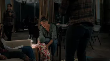 Veronica Beard Mujer Amato Paisley Silk Top usado por Polly (Naaji Sky Adzimah) como se ve en Manifest (S04E17)