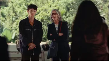 Gucci Signature Messenger Guccissima Leather usado por Nikki Katz (Jane Adams) como se ve en The Idol (S01E01)