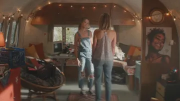 Converse Chuck Taylor All Star Sneaker portée par Megan Landry (Sadie Stanley) vue dans Cruel Summer (S02E01)