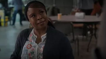 Johnny Was Chrisley Blusa bordada con flores usada por Bethany Collins (Mugga) como se ve en Manifest (S04E18)