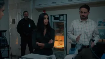 James Perse Contrast Panel Shirt In Deep usada por Saanvi Bahl (Parveen Kaur) como se ve en Manifest (S04E18)