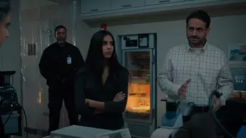 James Perse Contrast Panel Shirt In Deep porté par Saanvi Bahl (Parveen Kaur) comme vu dans Manifest (S04E18)