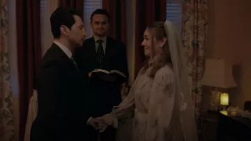 AllSaints Whisper Plisated Long Sleeve Midi Dress usado por Angelina Meyer (Holly Taylor) como se ve en Manifest (S04E18)