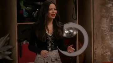 Autoportrait Boucle Skort sur mesure porté par Carly Shay (Miranda Cosgrove) vu dans iCarly (S03E03)