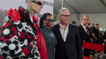 Tommy Hilfiger TH X Richard Quinn Denim Combinaison portée par Kourtney Kardashian vue dans The Kardashians (S03E03)