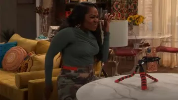 Veronica Beard Kane Pantalones de camuflaje de pierna recta usados por Harper (Laci Mosley) como se ve en iCarly (S03E03)
