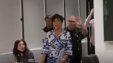 Dolce & Gabbana Majolica-Print Maxi Vestido Camisa usado por Kris Jenner como se ve en The Kardashians (S03E03)