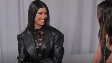 Boohoo Dentelle à manches longues Catsuit porté par Kourtney Kardashian vu dans The Kardashians (S03E03)