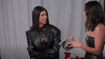 Boohoo Faux manteau en cuir porté par Kourtney Kardashian vu dans The Kardashians (S03E03)