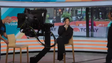 Pantalon évasé hybride Coperni porté par Kourtney Kardashian vu dans The Kardashians (S03E03)