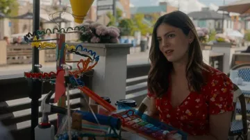 Robe Réalisée Par Teale Wrap portée par Emma Brunner (Monica Barbaro) vue dans FUBAR (S01E02)