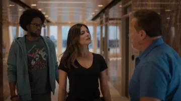 Splendide T-Shirt 1x1 col en V porté par Emma Brunner (Monica Barbaro) vu dans FUBAR (S01E02)