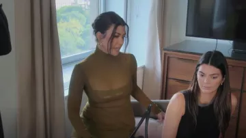 Robe Mugler Flou portée par Kourtney Kardashian vue dans The Kardashians (S03E03)