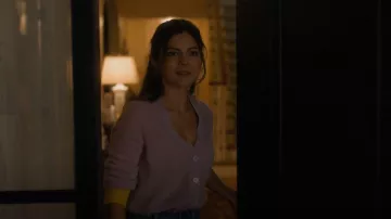 Pull 1234 Contraste Cardigan porté par Emma Brunner (Monica Barbaro) vu dans FUBAR (S01E02)