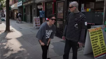 T-shirt Boohoo Oversized Blink 182 License porté par Kourtney Kardashian vu dans The Kardashians (S03E03)