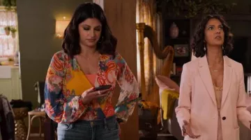 Marciano de Guess Bliss Traje usado por Kamala (Richa Moorjani) como se ve en Never Have I Ever (S04E03)