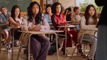 Nike Air Jordan 1 Retro High Og portée par Fabiola Torres (Lee Rodriguez) vue dans Never Have I Ever (S04E03)