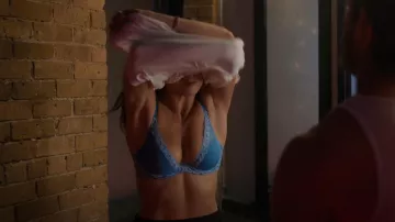 Soutien-gorge plongeur Natori Feathers Contour porté par Emma Brunner (Monica Barbaro) vu dans FUBAR (S01E03)