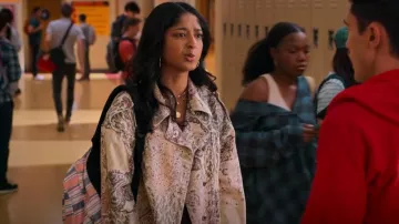 Chaqueta Nadia Moto de Free People usada por Devi Vishwakumar (Maitreyi Ramakrishnan) como se ve en Never Have I Ever (S04E03)