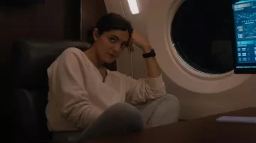 Le grand. Le sweat-shirt du collège porté par Emma Brunner (Monica Barbaro) vu dans FUBAR (S01E04)