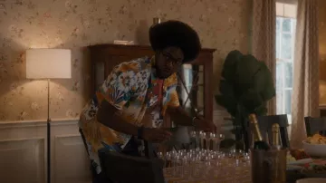 Camisa con estampado de hibisco usada por Barry (Milan Carter) como se ve en FUBAR (S01E04)