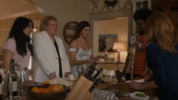 Robe en lin Bridgton de la Réforme portée par Emma Brunner (Monica Barbaro) vue dans FUBAR (S01E04)