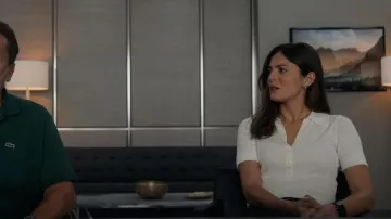 Courrèges Haut de polo à manches courtes en tricot côtelé porté par Emma Brunner (Monica Barbaro) vu dans FUBAR (S01E04)