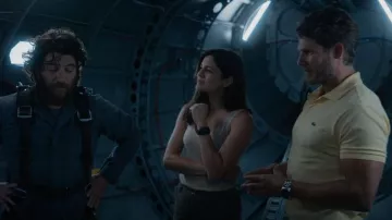 Lacoste Slim fit Piqué Polo usado por Aldon (Travis Van Winkle) como se ve en FUBAR (S01E04)