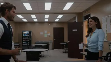 Cadre Pull Polo côtelé en soie côtelée et en coton porté par Emma Brunner (Monica Barbaro) vu dans FUBAR (S01E06)