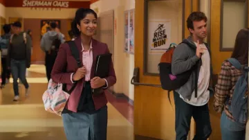 Veronica Beard Farley Dickey Chaqueta In Berry usada por Devi Vishwakumar (Maitreyi Ramakrishnan) como se ve en Never Have I Ever (S04E04)
