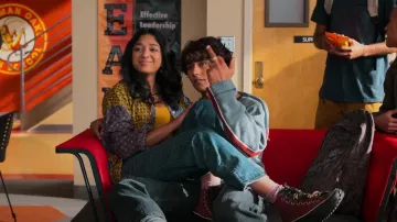Urban Outfitters Penny PJ Paisley Colorblock Button Up usado por Devi Vishwakumar (Maitreyi Ramakrishnan) como se ve en Never Have I Ever (S04E04)