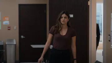 AG Jeans Jagger Vee porté par Emma Brunner (Monica Barbaro) vu dans FUBAR (S01E06)