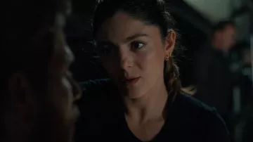 T-shirt à manches longues en coton Madewell Whisper porté par Emma Brunner (Monica Barbaro) vu dans FUBAR (S01E07)