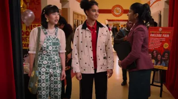 Urban Outfitters Emy Icon Knit Pouch Shoulder Bag usado por Eleanor Wong (Ramona Young) como se ve en Never Have I Ever (S04E04)