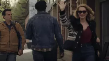 Veronica Beard Nelway Veste garnie de paillettes en fausse fourrure portée par Missy (Sharon Lawrence) vue dans Joe Pickett (S02E01)