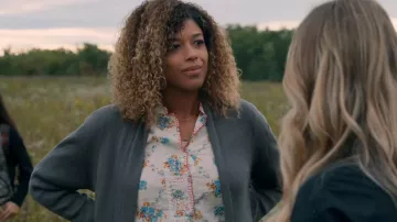 Johnny Was Leti Blusa usada por Polly (Naaji Sky Adzimah) como se ve en Manifest (S04E20)