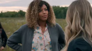 Johnny Was Leti Chemisier porté par Polly (Naaji Sky Adzimah) comme on le voit dans Manifest (S04E20)