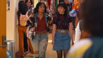 Pilcro The Borrowed Boyfriend Jeans usados por Devi Vishwakumar (Maitreyi Ramakrishnan) como se ve en Never Have I Ever (S04E06)