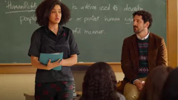 Vans Range Relaxed Elastic Mens Pantalones usados por Fabiola Torres (Lee Rodriguez) como se ve en Never Have I Ever (S04E06)