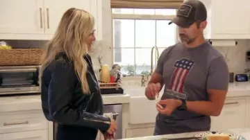 Chaqueta bomber de cuero sintético de Nueva York en blanco con capucha extraíble usada por Tamra Judge como se ve en The Real Housewives of Orange County (S17E01)