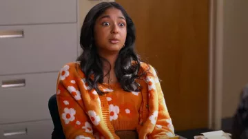 Callahan Meg Cardigan Set usado por Devi Vishwakumar (Maitreyi Ramakrishnan) como se ve en Never Have I Ever (S04E06)
