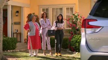 Pantalon coupé en laine Theory Treeca porté par Nalini Vishwakumar (Poorna Jagannathan) vu dans Never Have I Ever (S04E02)