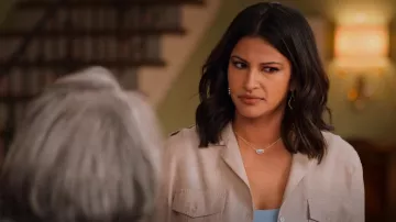 Kendra Scott Elisa Gold Pearl Multi Strand Necklace porté par Kamala (Richa Moorjani) comme on le voit dans Never Have I Ever (S04E02)
