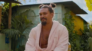 Peignoir Versace en rose porté par Dante (Jason Momoa) comme on le voit dans Fast X