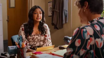 Joie Benison Puff Sleeve Top In Floral Ivory usado por Devi Vishwakumar (Maitreyi Ramakrishnan) como se ve en Never Have I Ever (S04E02)